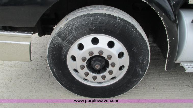 image for item I3040 2007 International 9400i semi truck