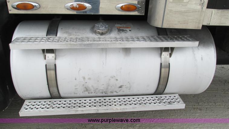 image for item I3040 2007 International 9400i semi truck