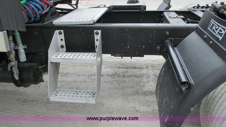 image for item I3040 2007 International 9400i semi truck