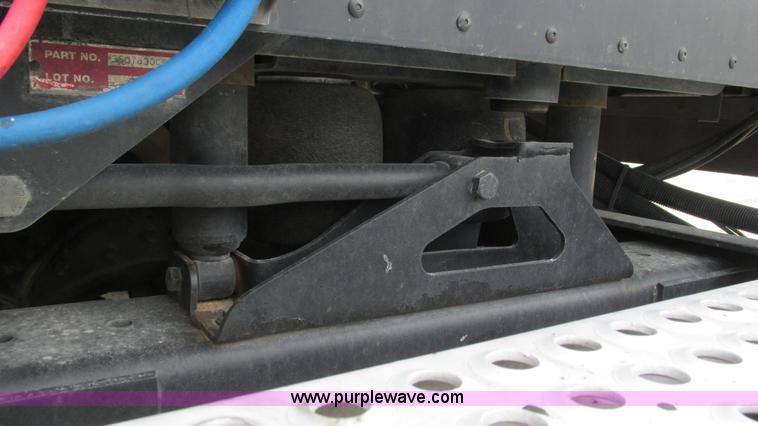 image for item I3040 2007 International 9400i semi truck