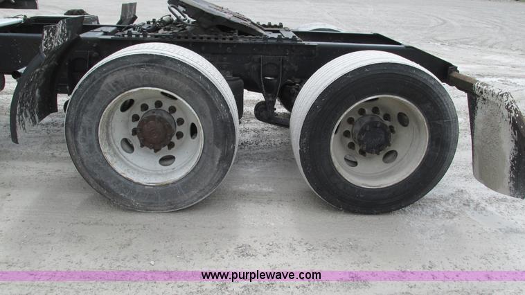 image for item I3040 2007 International 9400i semi truck