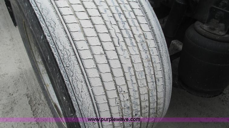 image for item I3040 2007 International 9400i semi truck