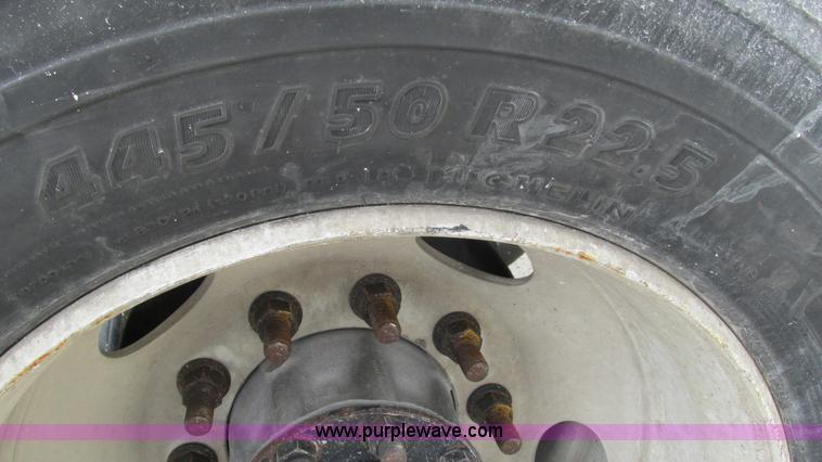 image for item I3040 2007 International 9400i semi truck