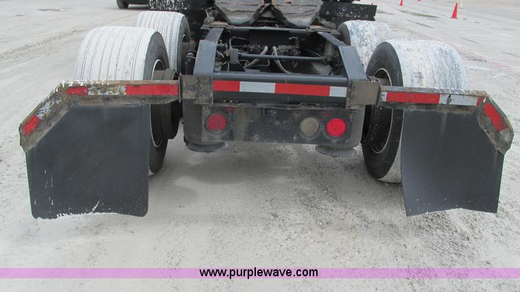 image for item I3040 2007 International 9400i semi truck