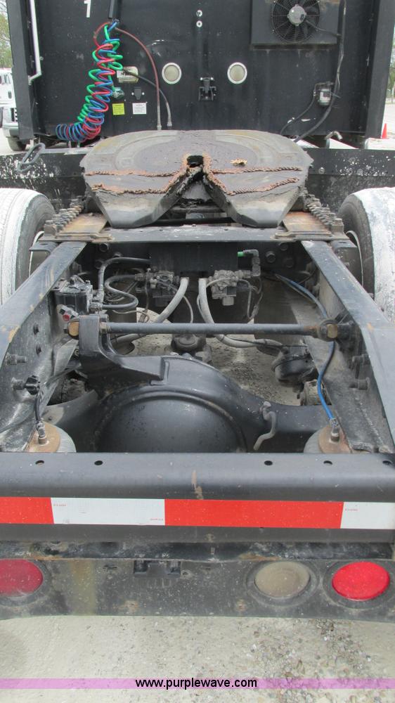 image for item I3040 2007 International 9400i semi truck