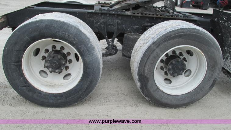 image for item I3040 2007 International 9400i semi truck