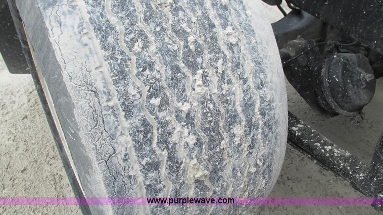 image for item I3040 2007 International 9400i semi truck