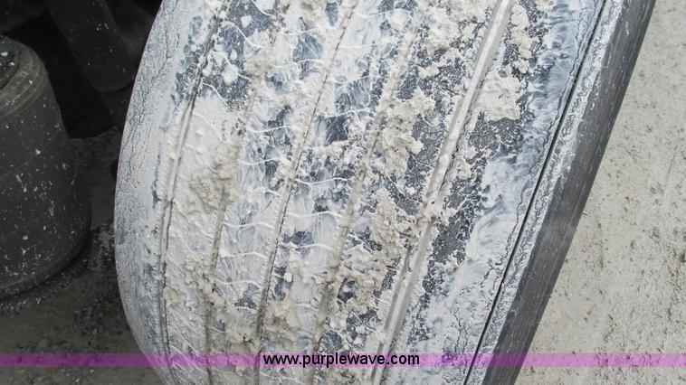 image for item I3040 2007 International 9400i semi truck