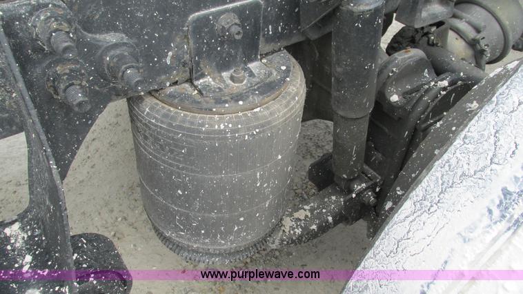 image for item I3040 2007 International 9400i semi truck