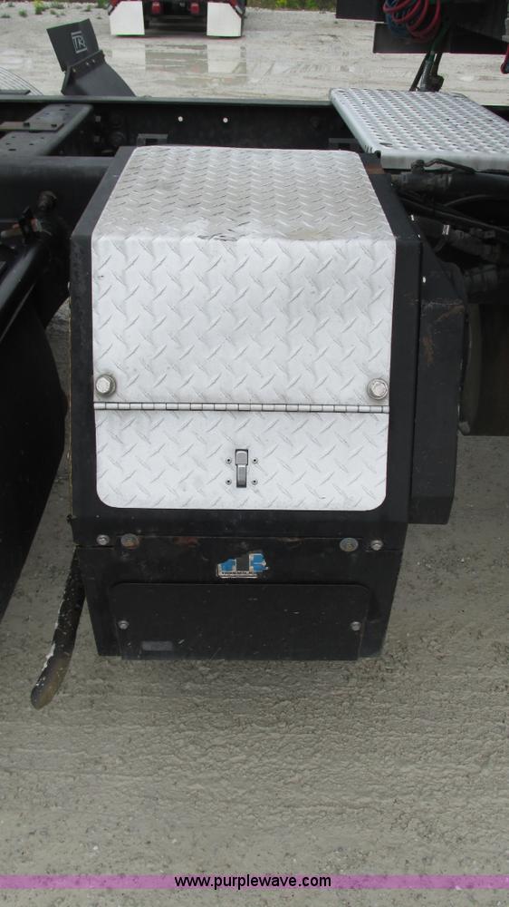 image for item I3040 2007 International 9400i semi truck