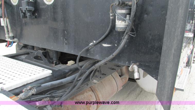 image for item I3040 2007 International 9400i semi truck