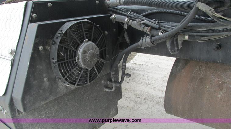 image for item I3040 2007 International 9400i semi truck