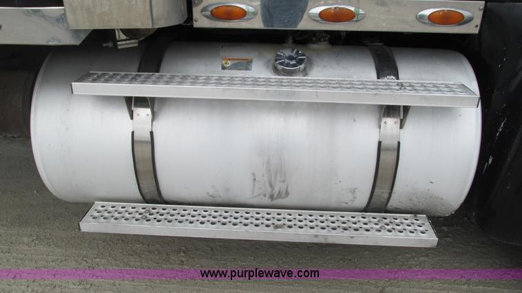 image for item I3040 2007 International 9400i semi truck