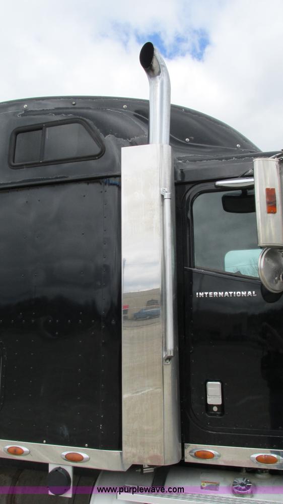 image for item I3040 2007 International 9400i semi truck