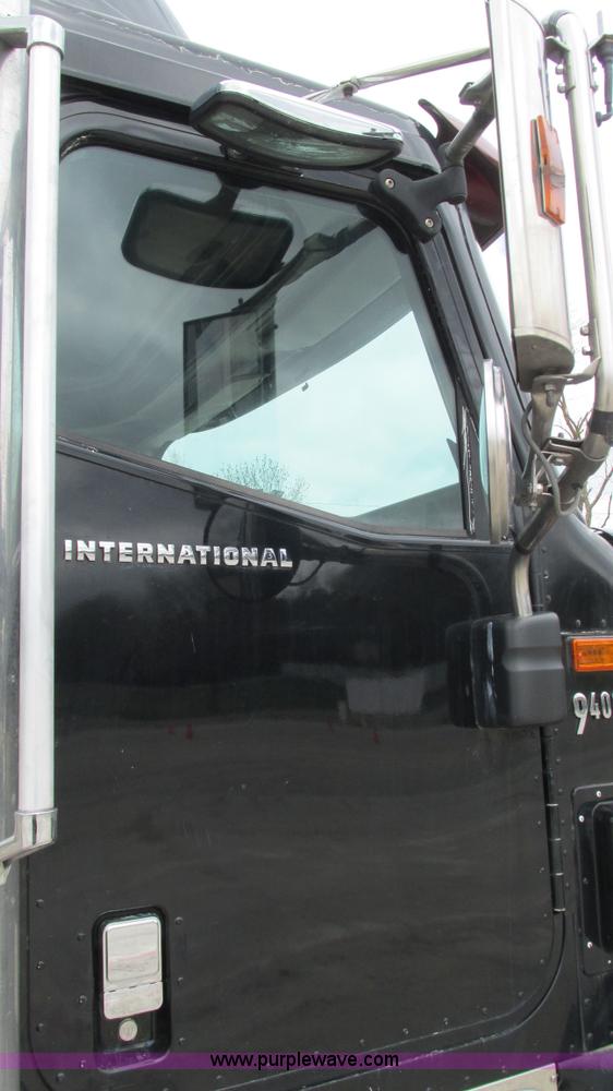 image for item I3040 2007 International 9400i semi truck