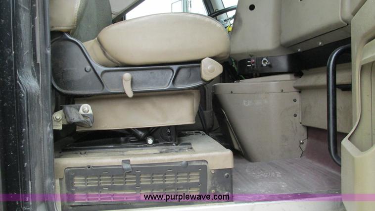 image for item I3040 2007 International 9400i semi truck