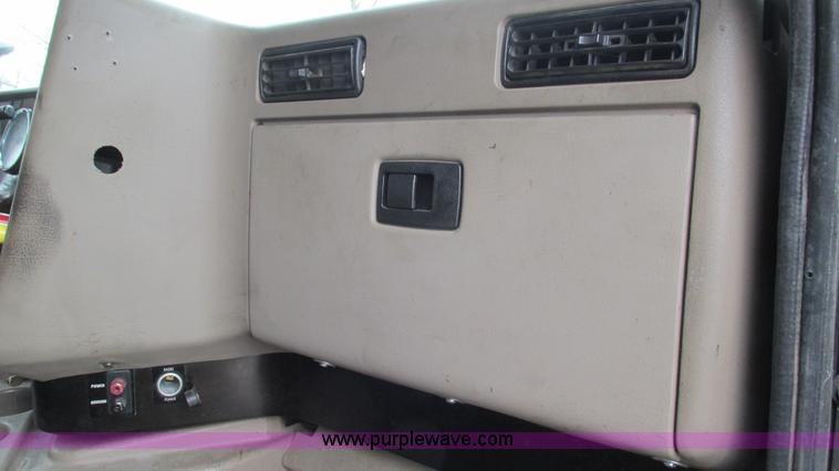 image for item I3040 2007 International 9400i semi truck