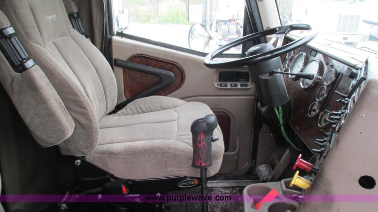 image for item I3040 2007 International 9400i semi truck