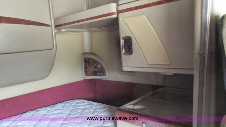 image for item I3040 2007 International 9400i semi truck