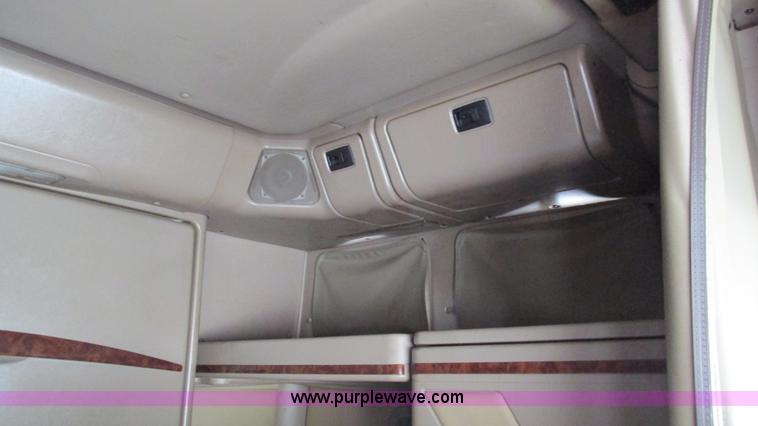 image for item I3040 2007 International 9400i semi truck