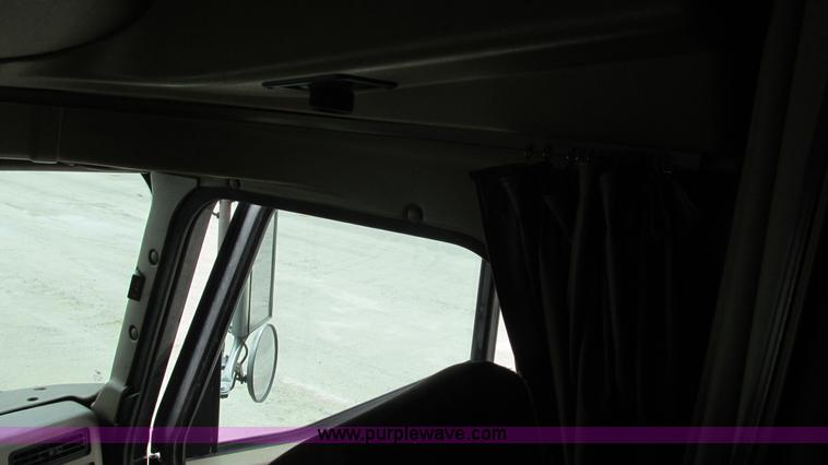 image for item I3040 2007 International 9400i semi truck