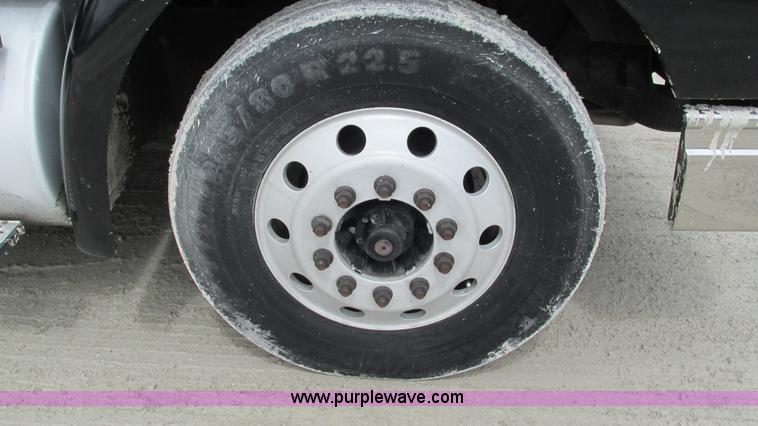 image for item I3040 2007 International 9400i semi truck