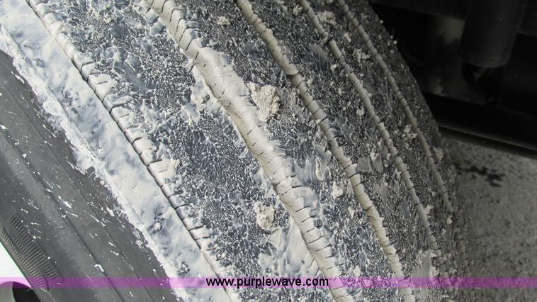 image for item I3040 2007 International 9400i semi truck