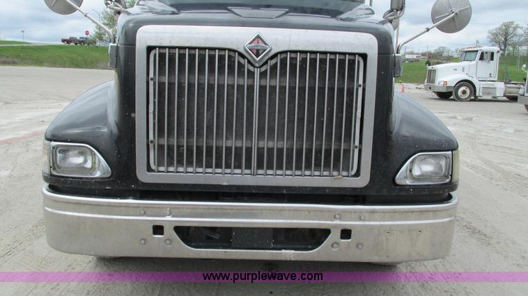 image for item I3040 2007 International 9400i semi truck