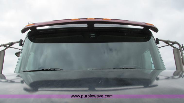 image for item I3040 2007 International 9400i semi truck