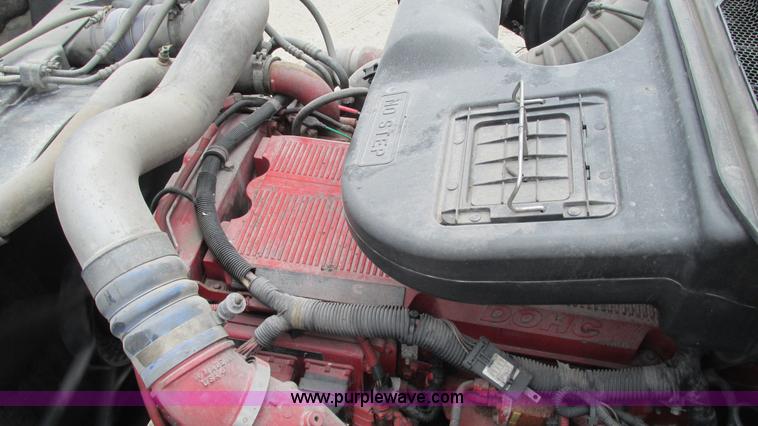 image for item I3040 2007 International 9400i semi truck