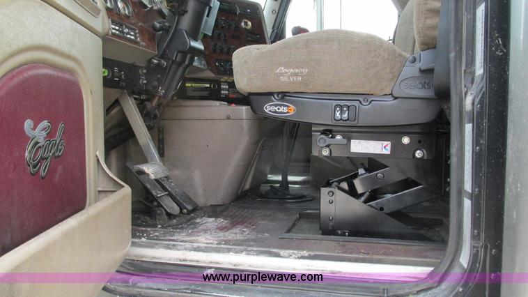 image for item I3040 2007 International 9400i semi truck