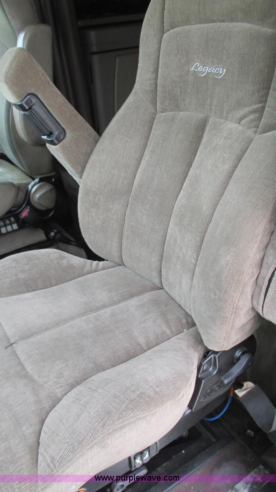 image for item I3040 2007 International 9400i semi truck