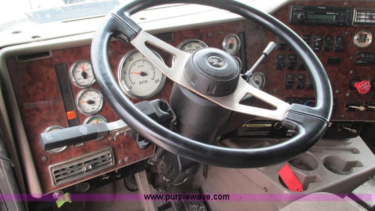 image for item I3040 2007 International 9400i semi truck