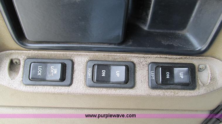 image for item I3040 2007 International 9400i semi truck