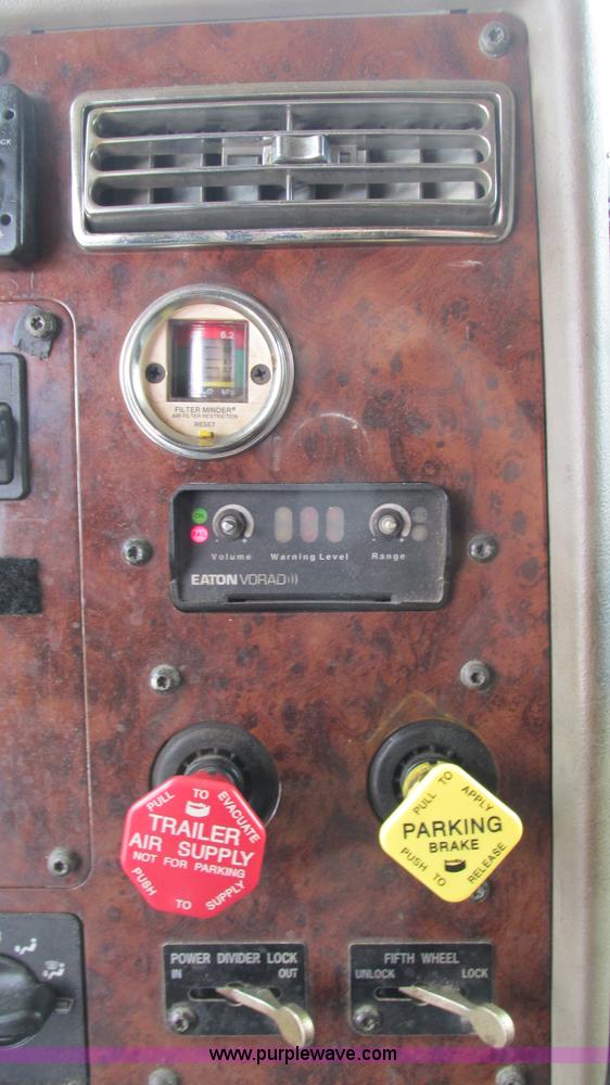 image for item I3040 2007 International 9400i semi truck