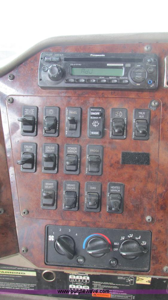 image for item I3040 2007 International 9400i semi truck