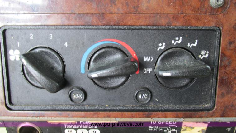 image for item I3040 2007 International 9400i semi truck