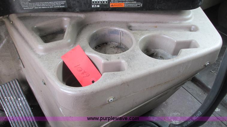 image for item I3040 2007 International 9400i semi truck