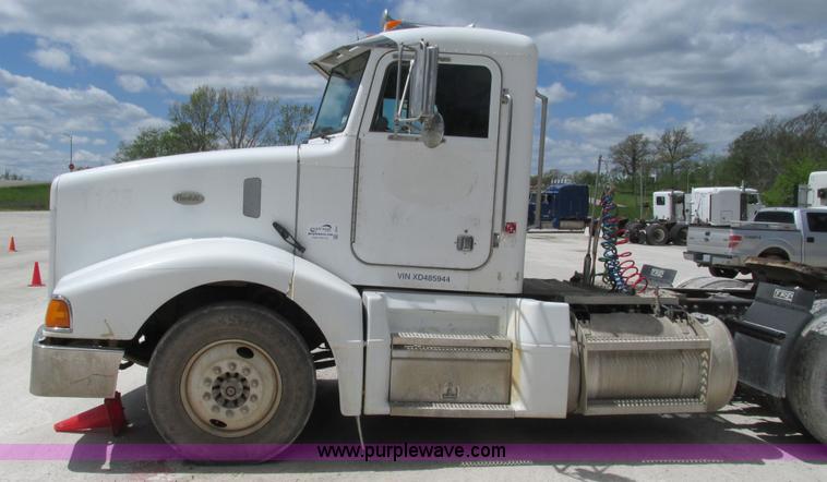image for item I3041 1999 Peterbilt 377 semi truck