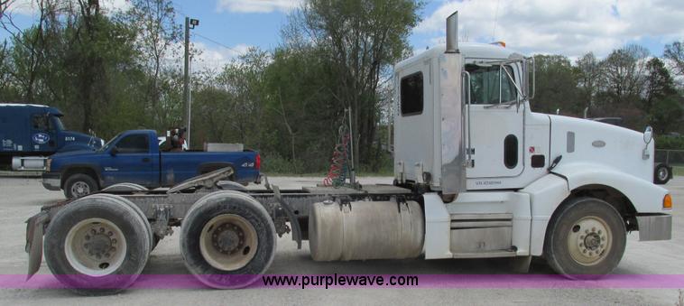 image for item I3041 1999 Peterbilt 377 semi truck
