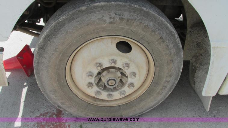 image for item I3041 1999 Peterbilt 377 semi truck