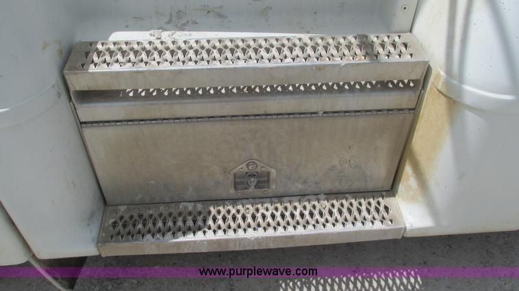 image for item I3041 1999 Peterbilt 377 semi truck