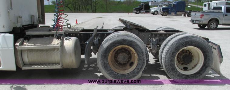 image for item I3041 1999 Peterbilt 377 semi truck