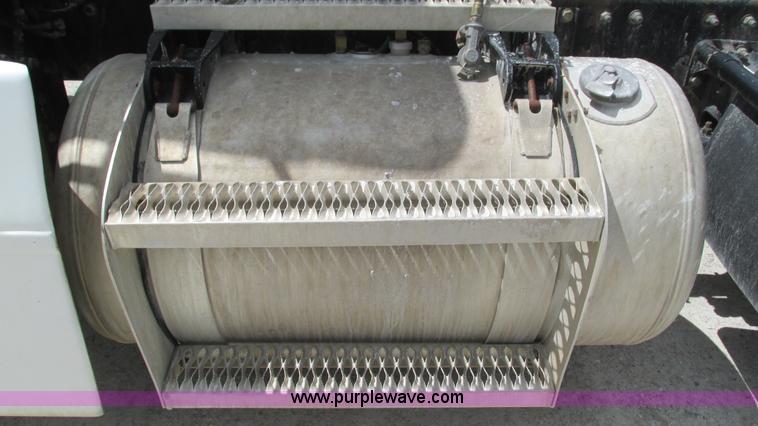 image for item I3041 1999 Peterbilt 377 semi truck