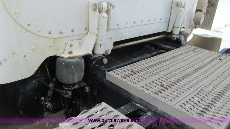 image for item I3041 1999 Peterbilt 377 semi truck