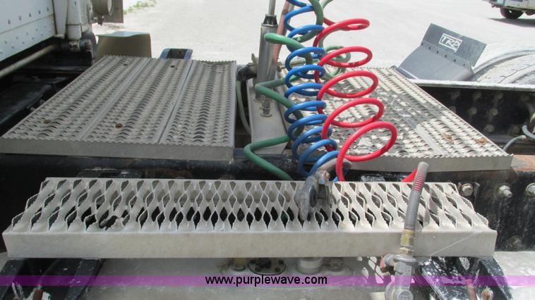 image for item I3041 1999 Peterbilt 377 semi truck