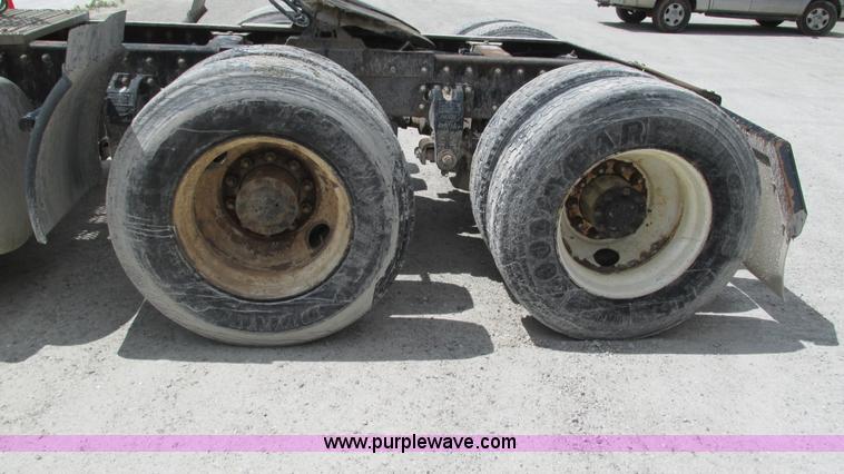 image for item I3041 1999 Peterbilt 377 semi truck