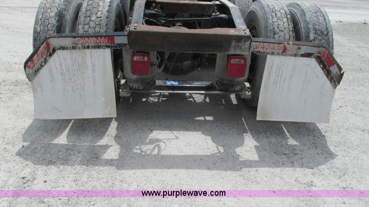 image for item I3041 1999 Peterbilt 377 semi truck