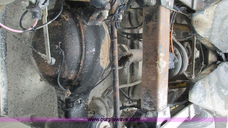 image for item I3041 1999 Peterbilt 377 semi truck