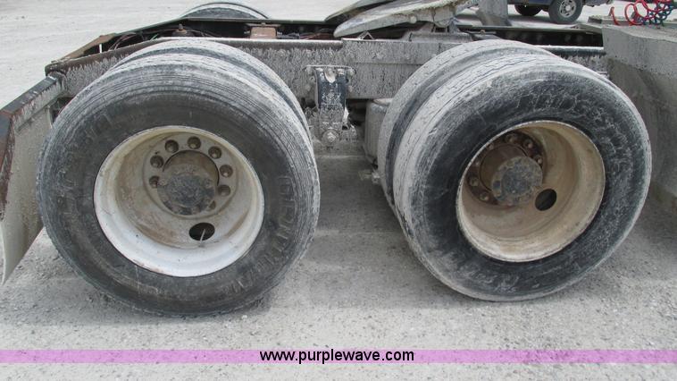 image for item I3041 1999 Peterbilt 377 semi truck
